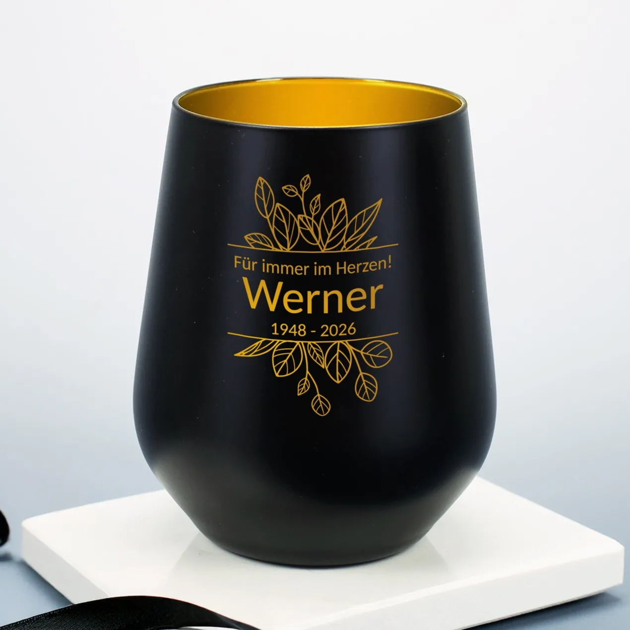 Personalisierbares Windlicht als Trauerkerze mit Gravur | Weiß & Schwarz