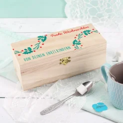 Personalisierbare Teebox aus Holz zu Weihnachten mit 3 Fächern | Weihnachtskranz