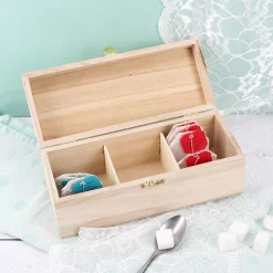 Personalisierbare Teebox aus Holz zu Weihnachten mit 3 Fächern | Weihnachtskranz