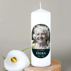 Personalisierbare Trauerkerze mit Foto, Name, Datum & Wunschtext | Calla-Motiv