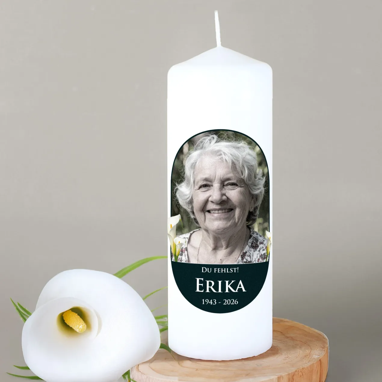 Personalisierbare Trauerkerze mit Foto, Name, Datum & Wunschtext | Calla-Motiv