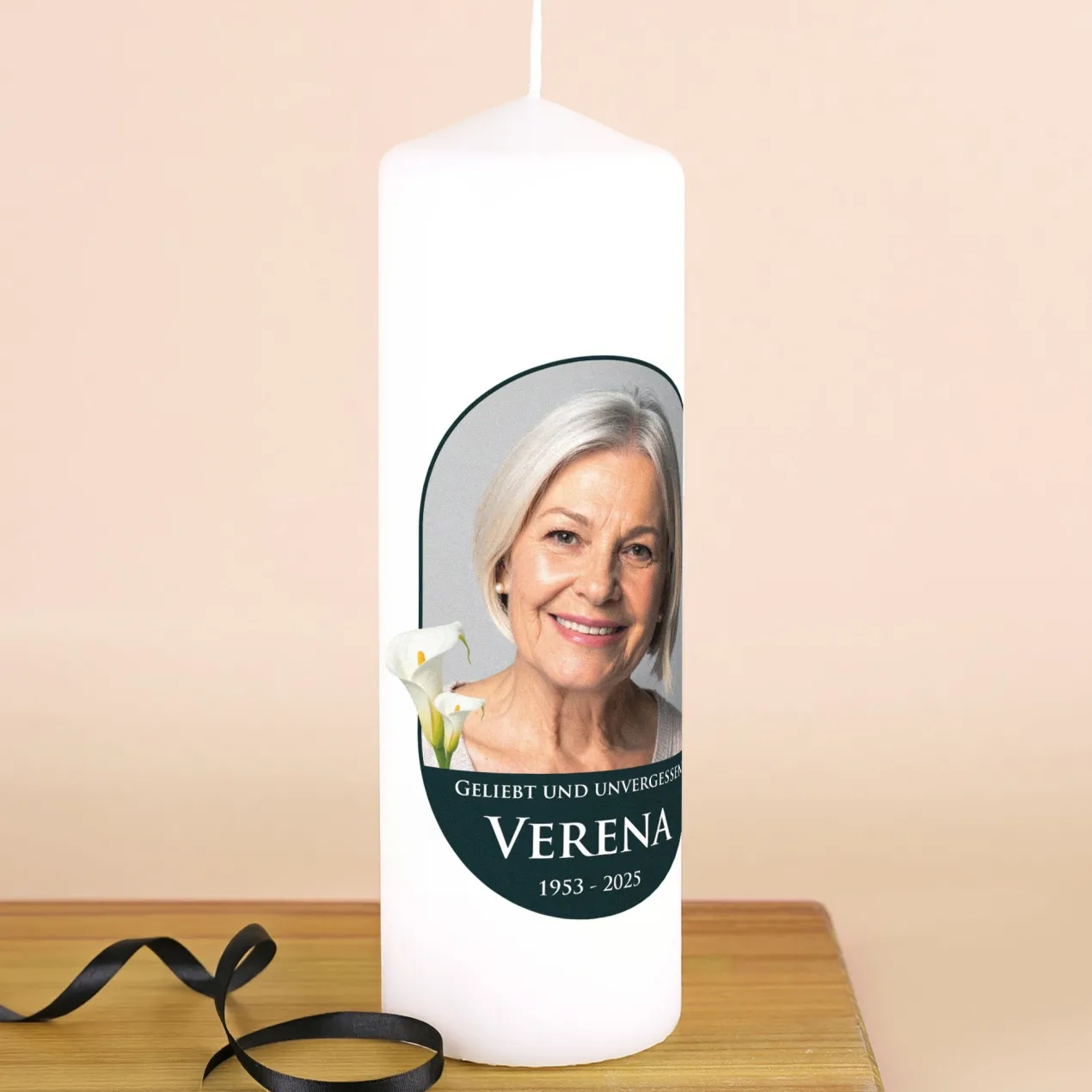 Personalisierbare Trauerkerze mit Foto, Name, Datum & Wunschtext | Calla-Motiv