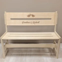 Personalisierte Bank zur Hochzeit mit Turteltaubenmotiv und Namen