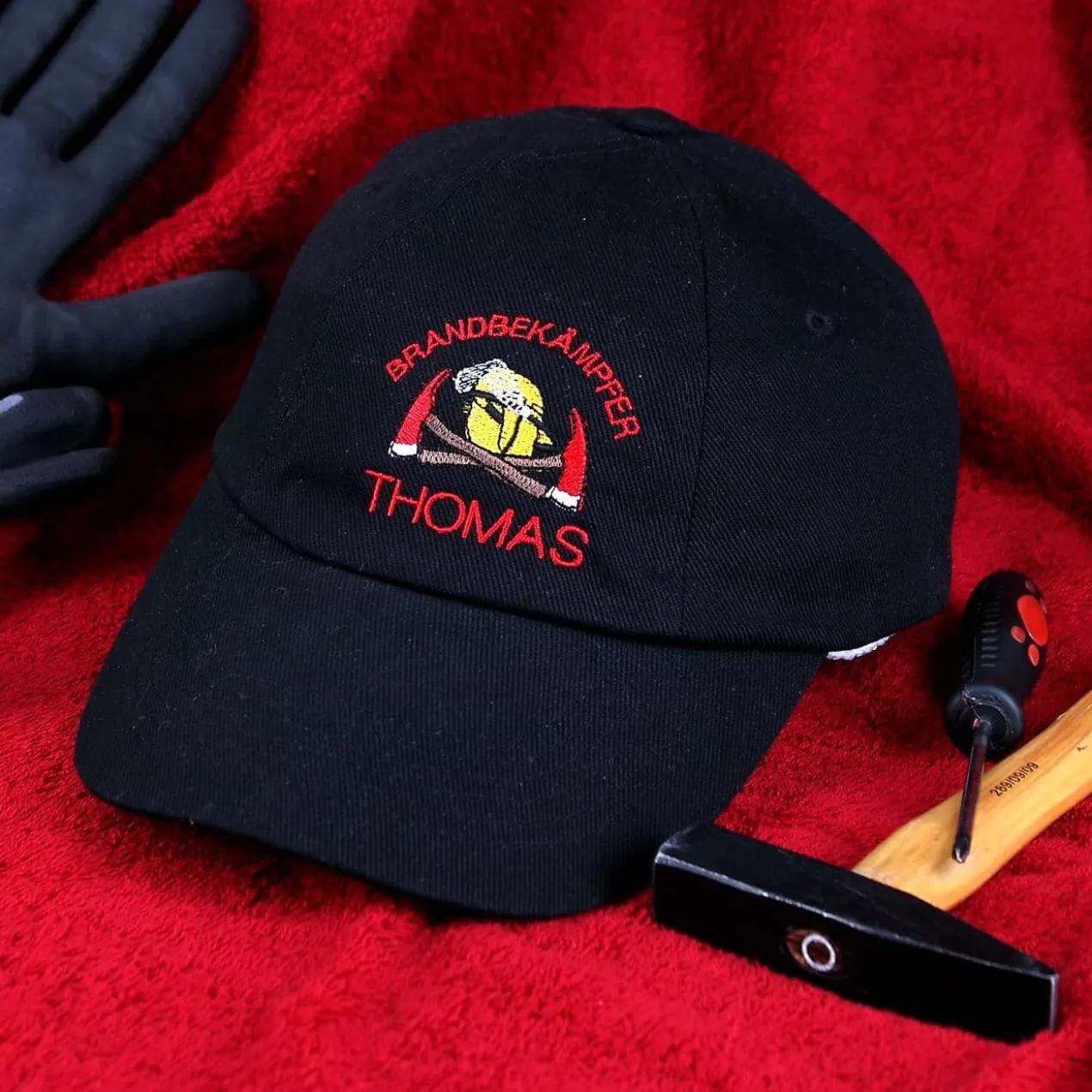 Personalisierte Basecap mit Wunschnamen, schwarz