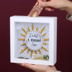 Personalisierte Bilderrahmen Spardose mit Name als Geschenk zur Einschulung | Bleistifte
