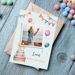 Personalisierte Einladungskarte zum Kindergeburtstag mit Foto und buntem Party-Motiv