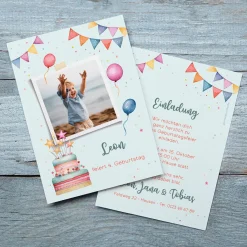 Personalisierte Einladungskarte zum Kindergeburtstag mit Foto und buntem Party-Motiv