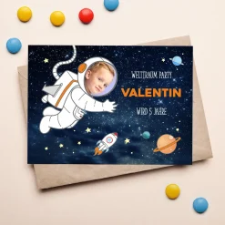 Personalisierte Einladungskarte zum Kindergeburtstag mit Foto und Weltraum-Motiv