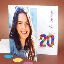 Personalisierte Einladungskarte zum 20. Geburtstag mit Foto & Konfetti-Zahl | Klappkarte mit Umschlag