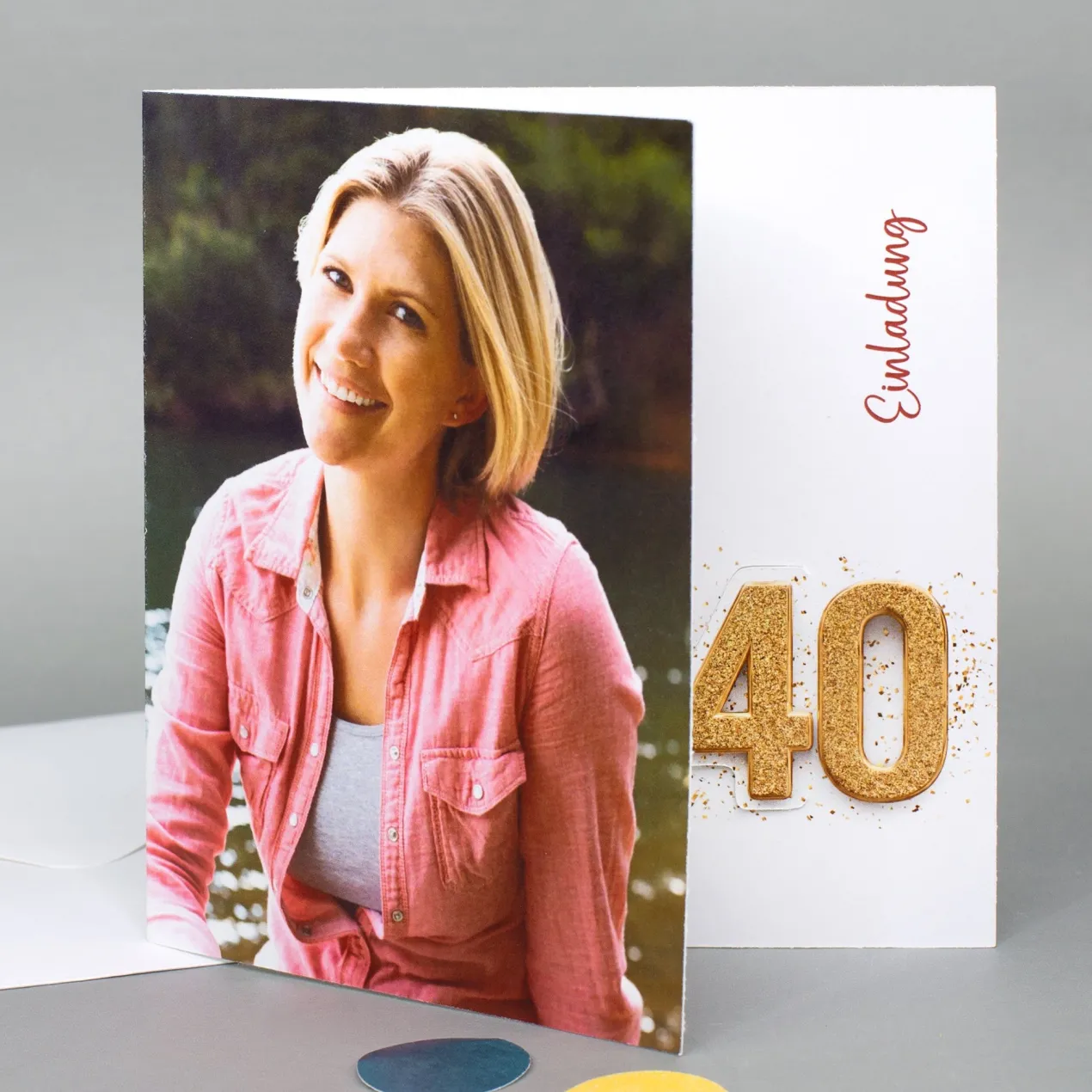 Personalisierte Einladungskarte zum 40. Geburtstag mit Foto & goldener Zahl | Klappkarte mit Umschlag