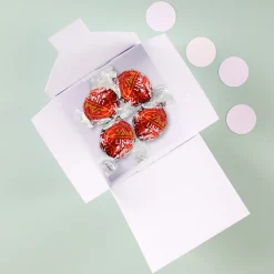 Personalisierte Geschenkbox mit 4 Lindor Kugeln zu Ostern | Ostergeschenk mit Küken Motiv