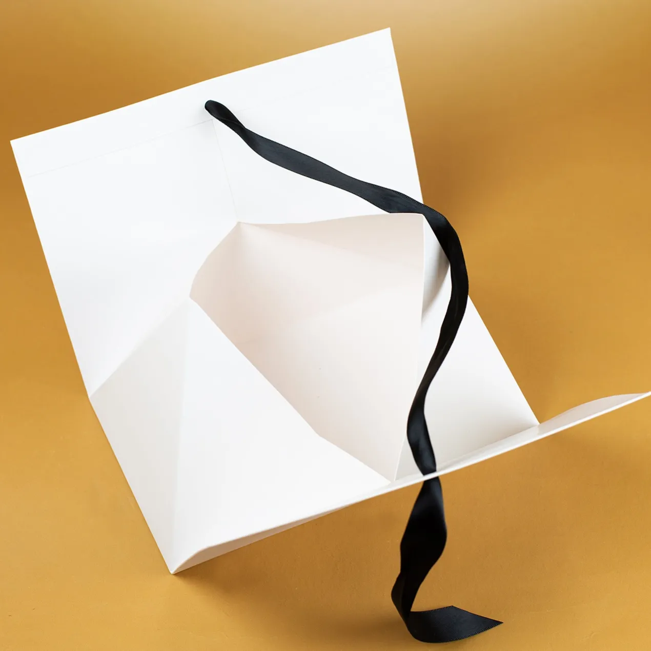 Personalisierte Geschenktasche mit goldener Schneeflocke | Edle Verpackung für Weihnachtsgeschenke