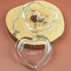 Personalisierte Glasdose in Herzform von Leonardo mit Ringmotiv, Namen, Datum | Geschenk zur Hochzeit