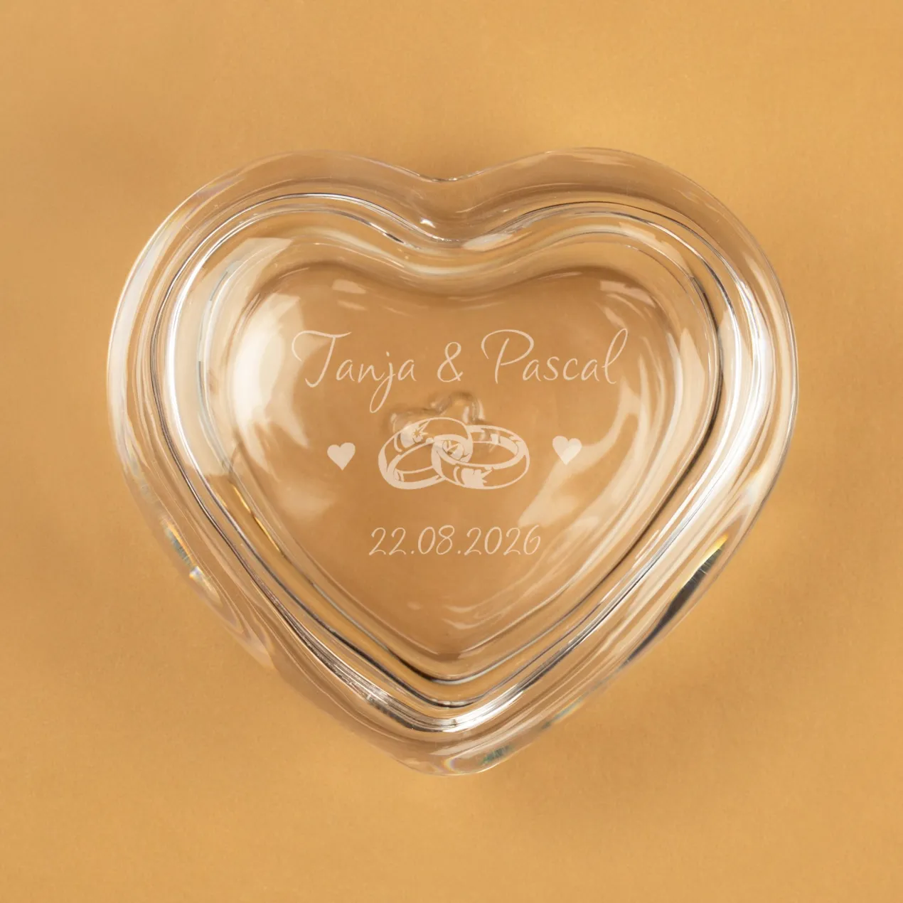 Personalisierte Glasdose in Herzform von Leonardo mit Ringmotiv, Namen, Datum | Geschenk zur Hochzeit
