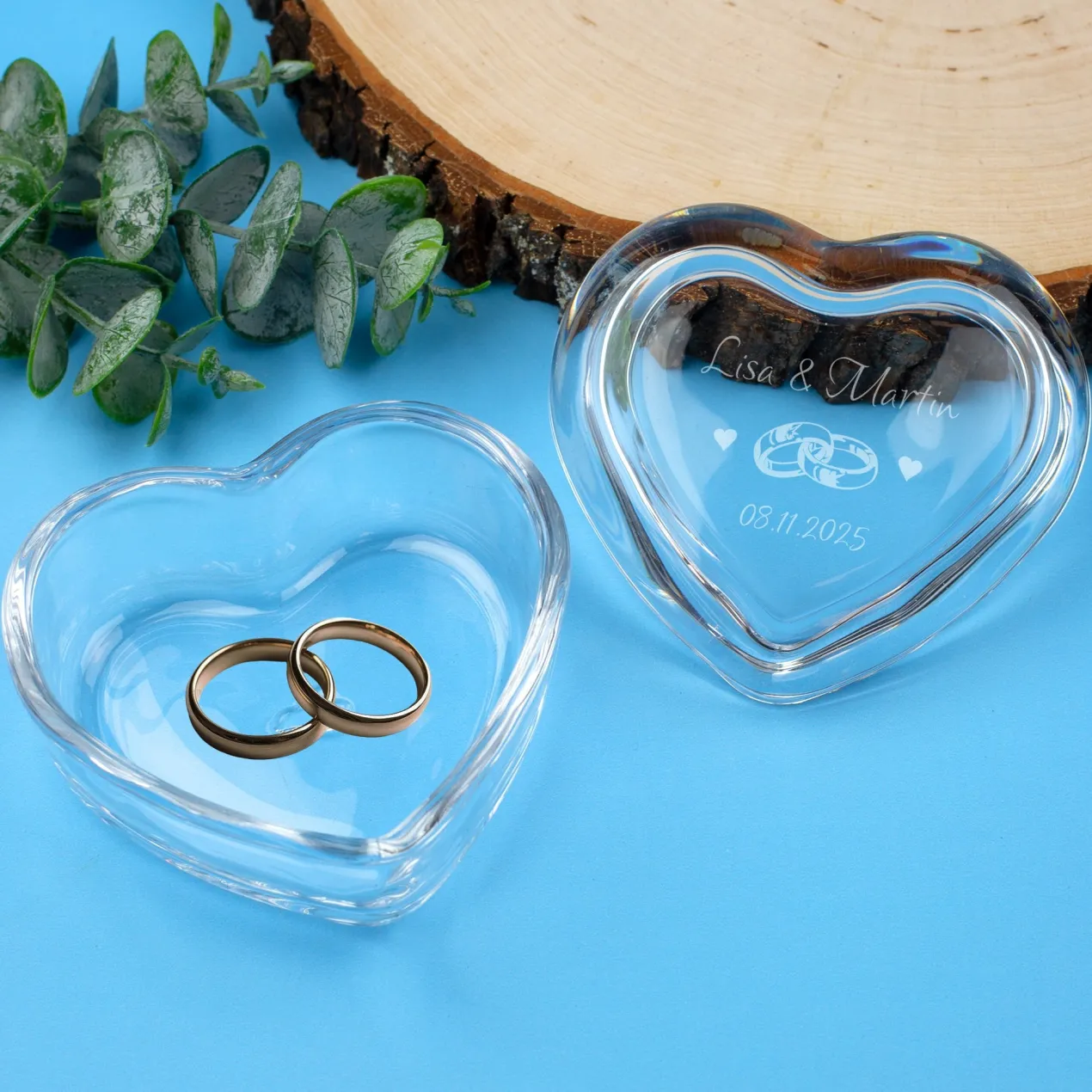 Personalisierte Glasdose in Herzform von Leonardo mit Ringmotiv, Namen, Datum | Geschenk zur Hochzeit