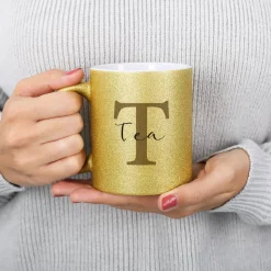 Personalisierte goldene Tasse mit Tassentasche im Designer-Look