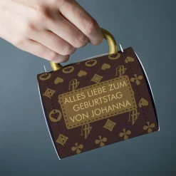 Personalisierte goldene Tasse mit Tassentasche im Designer-Look