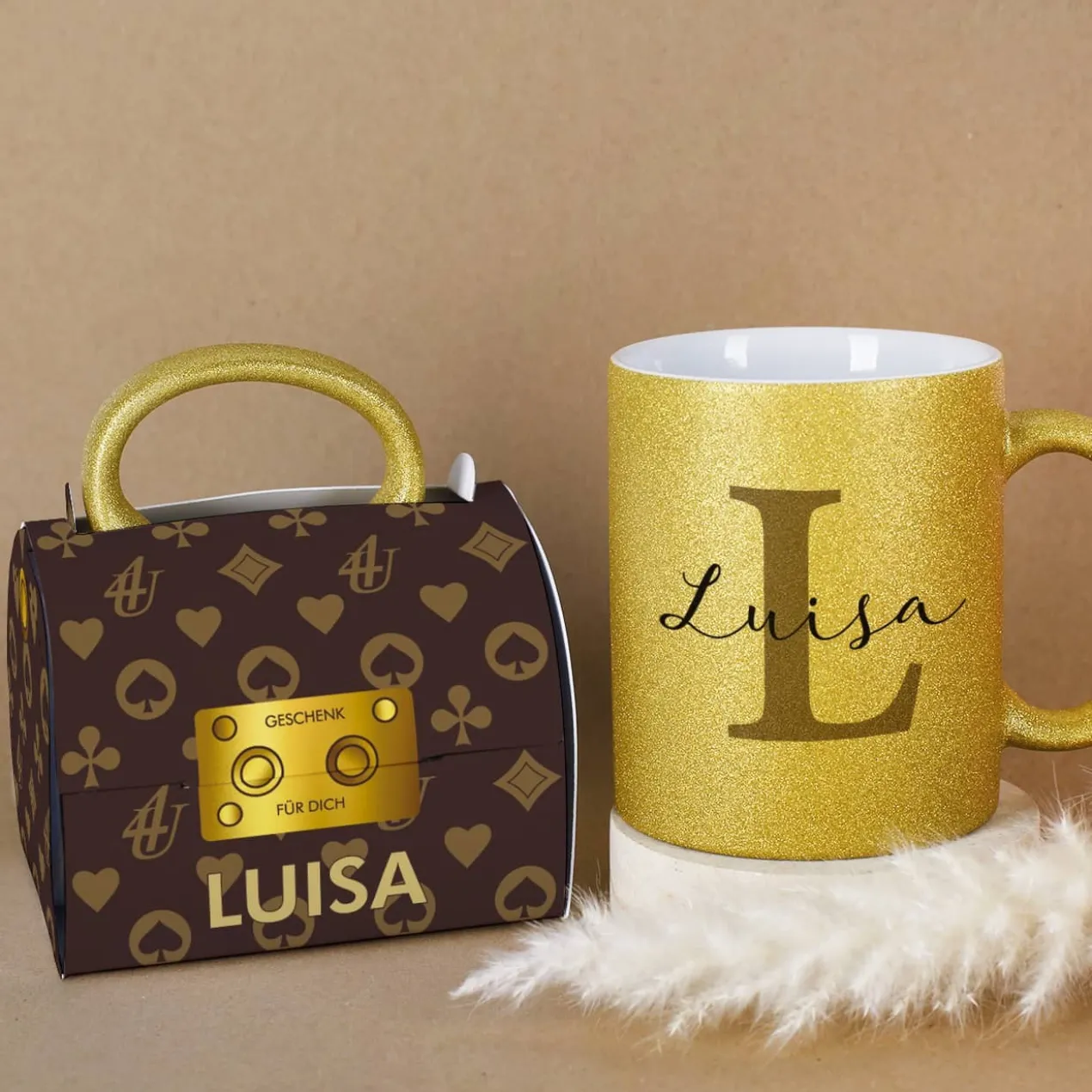 Personalisierte goldene Tasse mit Tassentasche im Designer-Look