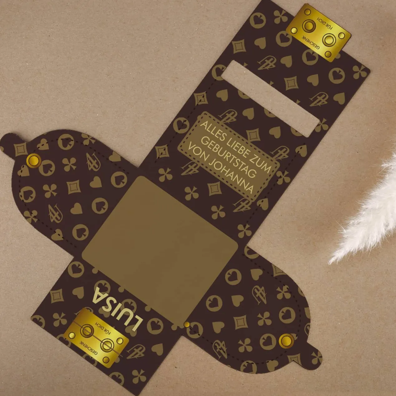Personalisierte goldene Tasse mit Tassentasche im Designer-Look