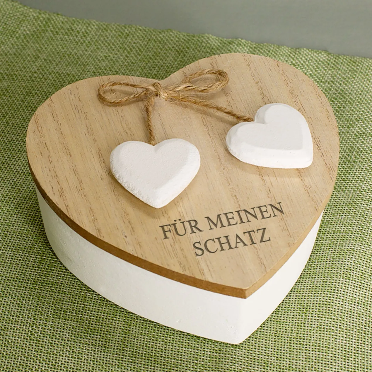 Personalisierte Herzdose aus Holz zur Hochzeit oder Verlobung