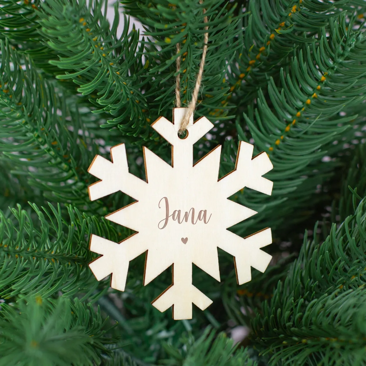 Personalisierte Holzanhänger mit Name & Herzmotiv – 4 Formen | Weihnachtsanhänger & Weihnachtsdeko