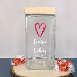 Personalisierte Keksdose mit Herzmotiv als Geschenk für Hochzeit oder Valentinstag