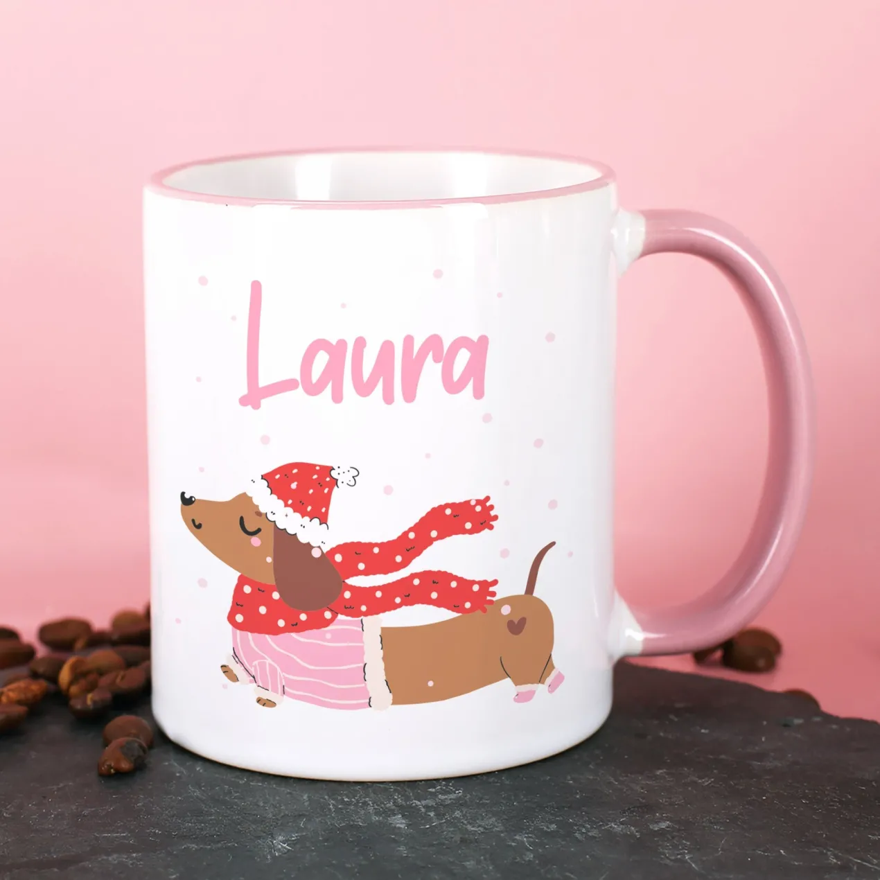 Personalisierte Keramiktasse mit Dackel-Motiv & Name in Rosa | Geschenk für Weihnachten & Winterzeit