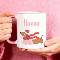 Personalisierte Keramiktasse mit Dackel-Motiv & Name in Rosa | Geschenk für Weihnachten & Winterzeit