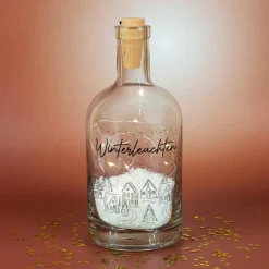 Personalisierte LED Deko-Karaffe 'Winterleuchten' mit Winterdorf & Wunschtext | Weihnachtsgeschenk