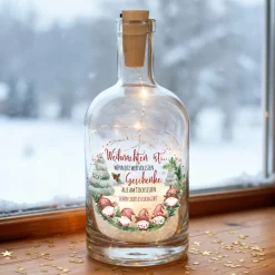 Personalisierte LED Deko-Karaffe mit Wichtelmotiv & Wunschtext | Verschneite Weihnachtsdeko im Glas
