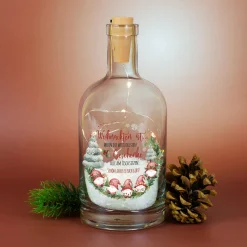 Personalisierte LED Deko-Karaffe mit Wichtelmotiv & Wunschtext | Verschneite Weihnachtsdeko im Glas