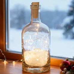 Personalisierte LED-Karaffe mit Schnee-Effekt und Ornamenten | Weihnachtsdeko & Geschenk mit Name