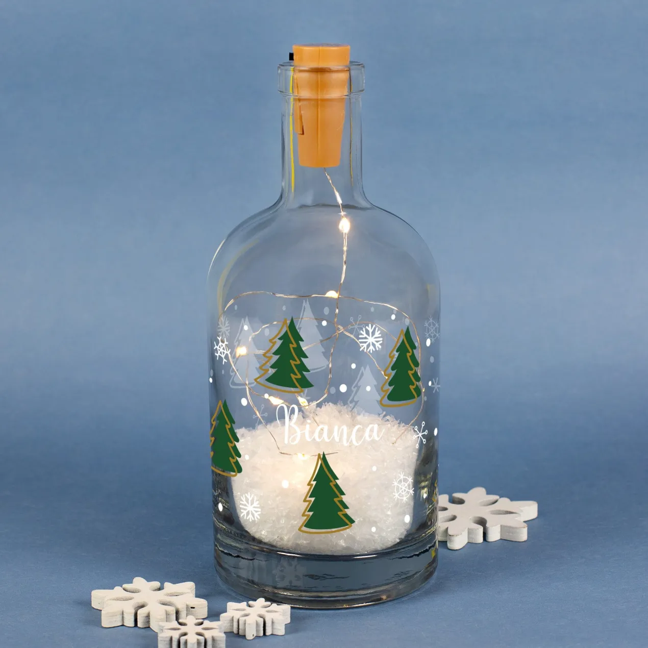 Personalisierte LED-Karaffe mit Tannenbaum-Motiv, Schnee & Name | Weihnachtslicht und Geschenkidee