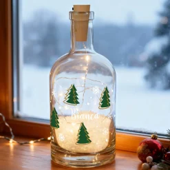 Personalisierte LED-Karaffe mit Tannenbaum-Motiv, Schnee & Name | Weihnachtslicht und Geschenkidee