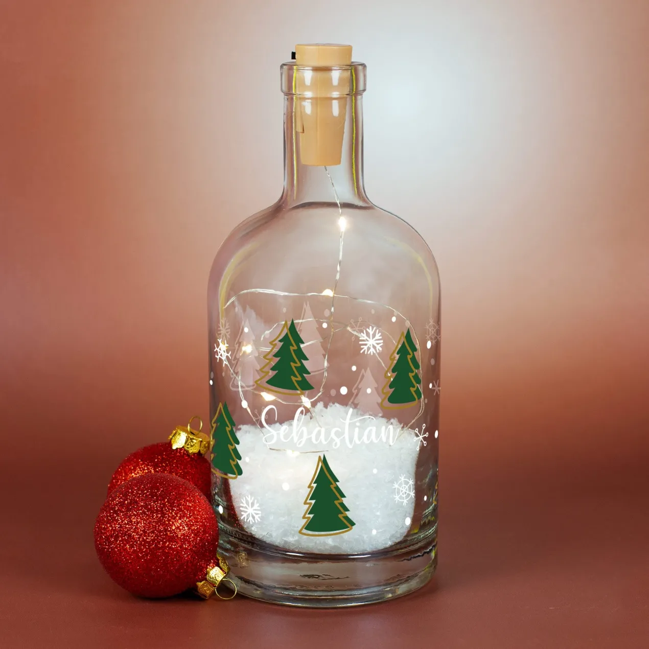 Personalisierte LED-Karaffe mit Tannenbaum-Motiv, Schnee & Name | Weihnachtslicht und Geschenkidee