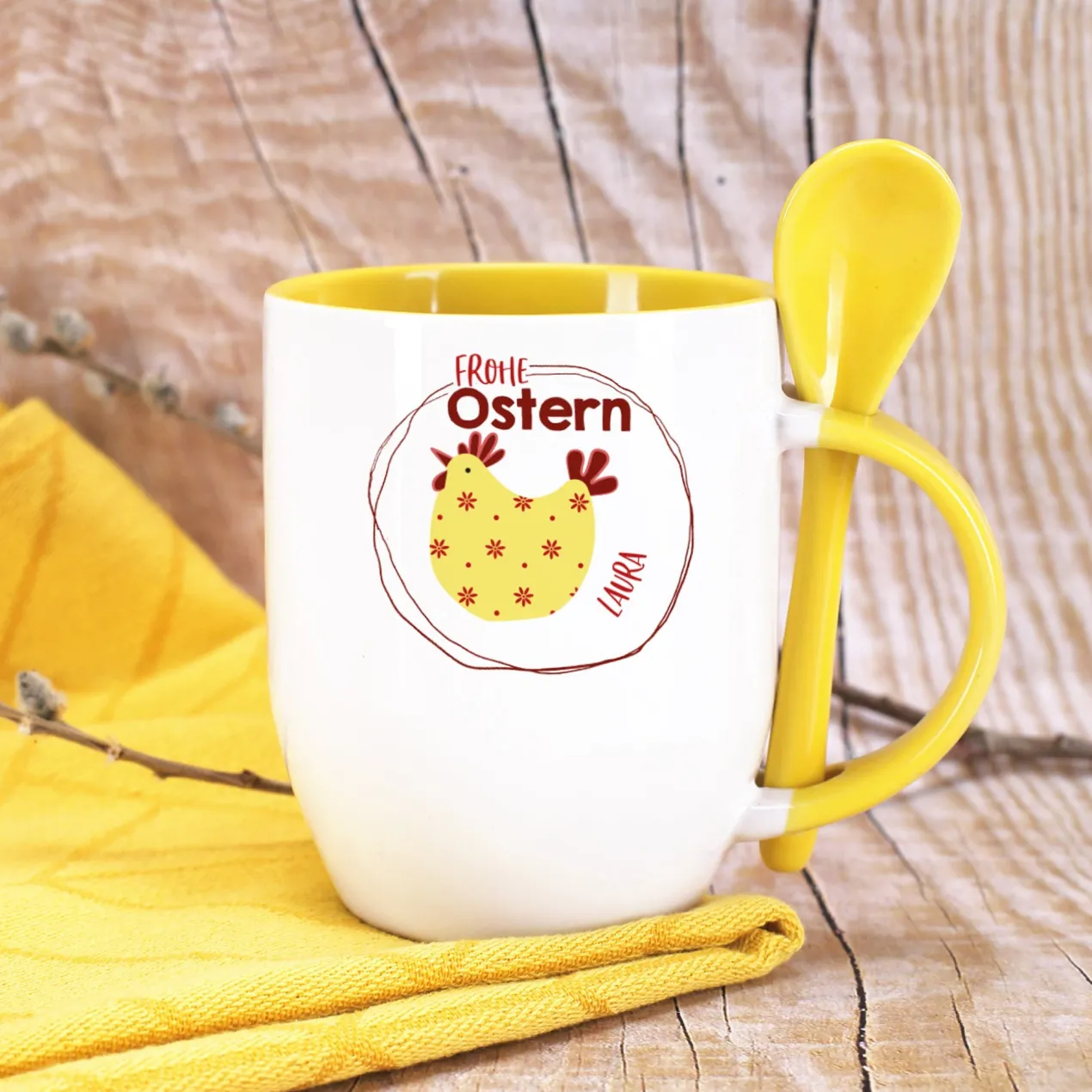 Personalisierte Löffeltasse 'Frohe Ostern' mit Name & gelbem Löffel | Osterbecher 300 ml mit Huhn