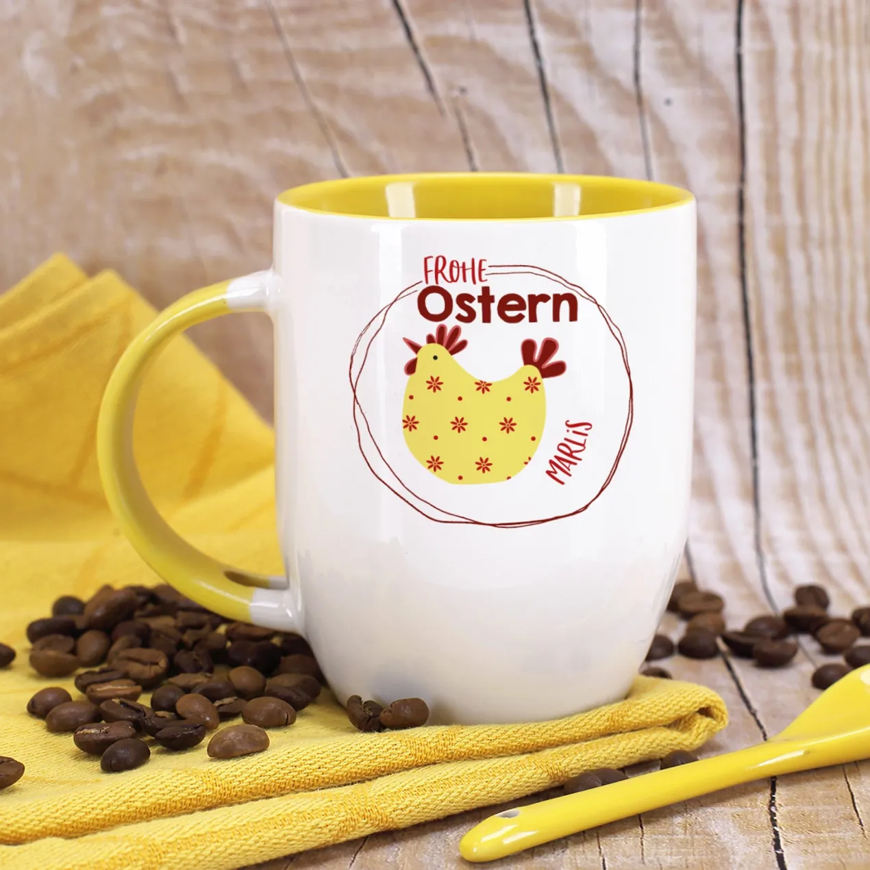 Personalisierte Löffeltasse 'Frohe Ostern' mit Name & gelbem Löffel | Osterbecher 300 ml mit Huhn