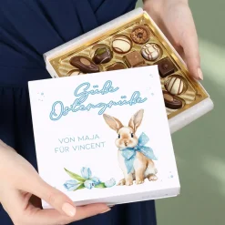 Personalisierte Lindt Pralinen 'Süße Ostergrüße' mit Wunschtext im Osterdesign - Hase mit Schleife