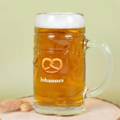 Personalisierter Bierkrug im Lederhosen Design mit Brezel Motiv | Bierglas mit Name 0,5l