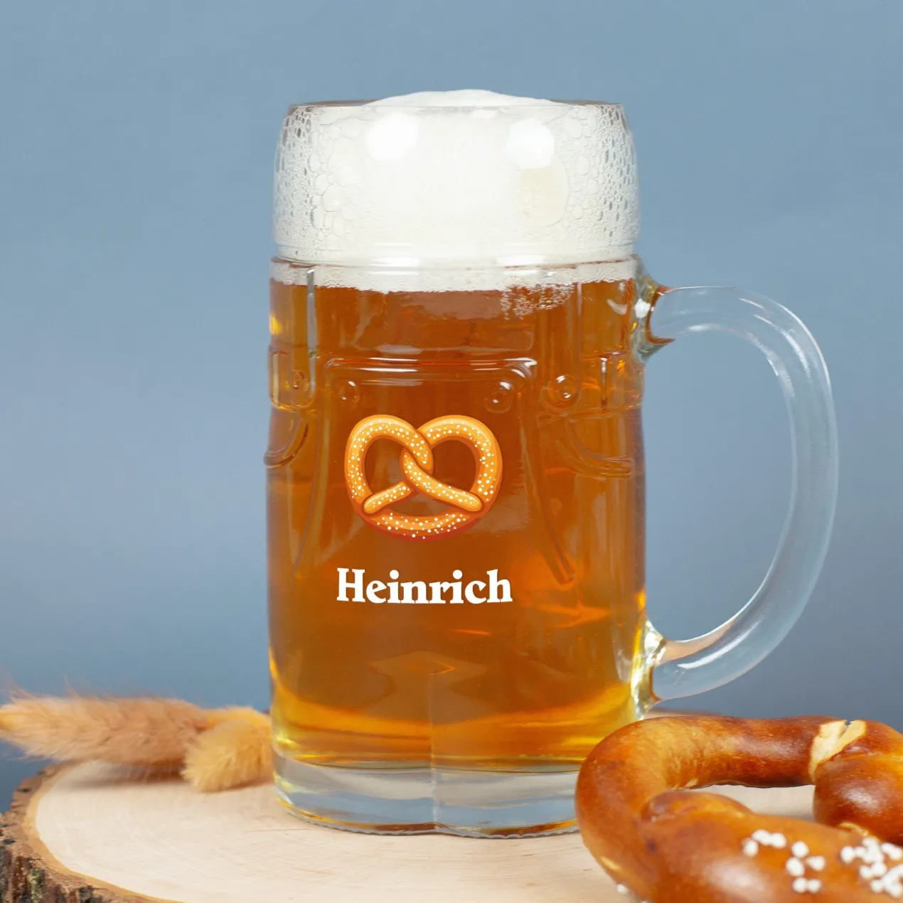 Personalisierter Bierkrug im Lederhosen Design mit Brezel Motiv | Bierglas mit Name 0,5l