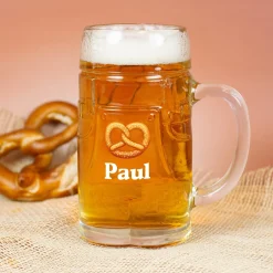 Personalisierter Bierkrug im Lederhosen Design mit Brezel Motiv | Bierglas mit Name 0,5l