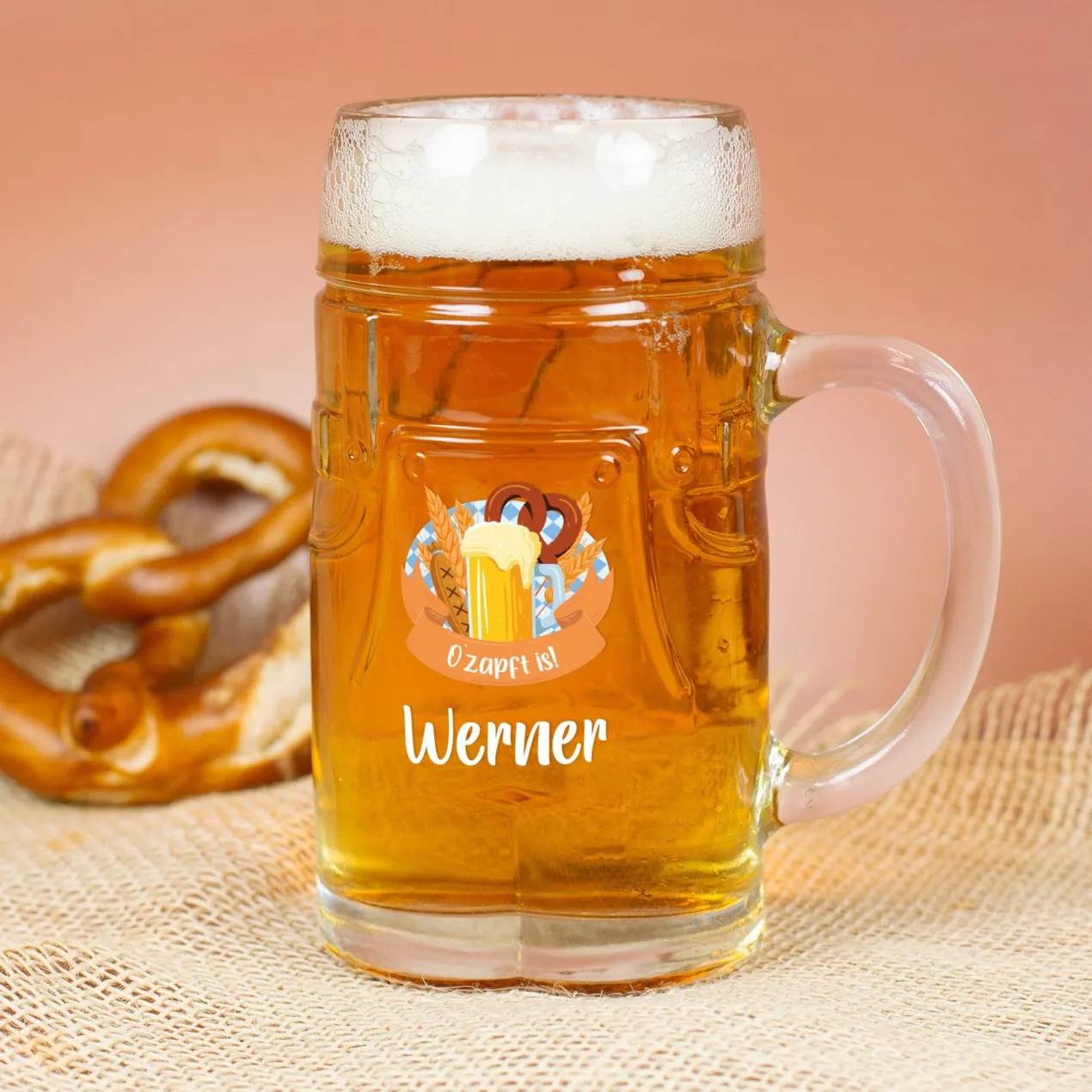 Personalisierter Bierkrug im Lederhosen Design mit bayerischem Festmotiv | Bierglas mit Name 0,5l