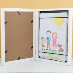 Personalisierter Bilderrahmen für Kinderbilder mit Aufbewahrungsfach | DIN A4 Holzrahmen weiß