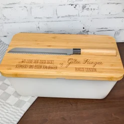 Personalisierter Brotkasten mit Messer, Bambusbrett und Wunschtext | Wo Liebe den Tisch deckt Motiv