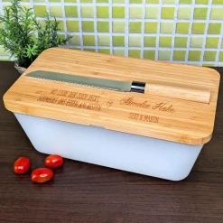 Personalisierter Brotkasten mit Messer, Bambusbrett und Wunschtext | Wo Liebe den Tisch deckt Motiv