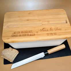 Personalisierter Brotkasten mit Messer, Bambusbrett und Wunschtext | Wo Liebe den Tisch deckt Motiv
