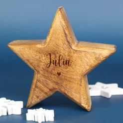 Personalisierter Deko Stern aus Holz mit Namensgravur | Holzstern Geschenk | Herz-Motiv