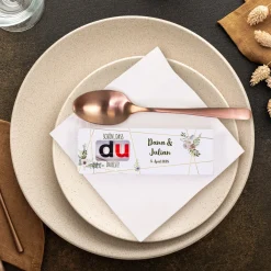 Personalisierter duplo Riegel als Gastgeschenk zur Hochzeit mit Namen & Datum | Schön, dass du da bist!