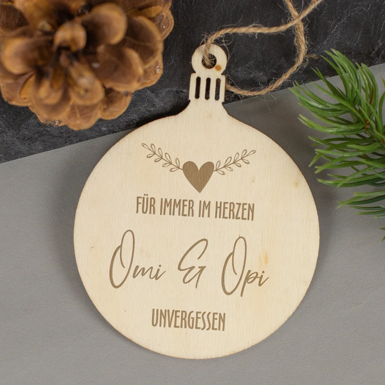 Personalisierter Gedenkanhänger aus Holz mit Gravur 'Für immer im Herzen' | Weihnachtsbaumschmuck