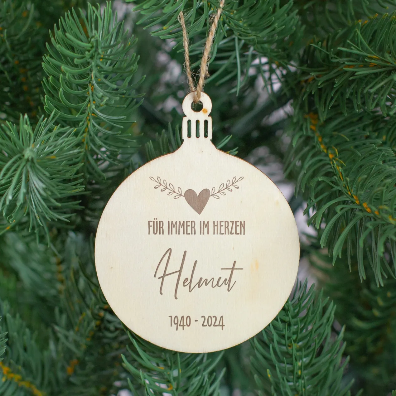 Personalisierter Gedenkanhänger aus Holz mit Gravur 'Für immer im Herzen' | Weihnachtsbaumschmuck